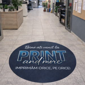 Stickere floor graphics aplicate pe podea în spațiu comercial Stickere floor graphics antiderapante pentru interior Stickere floor graphics pentru semnalizare și orientare Stickere floor graphics personalizate pentru promovare Stickere floor graphics rezistente la trafic intens Stickere floor graphics aplicate în magazin Stickere floor graphics pentru distanțare și informare Stickere floor graphics cu mesaj promoțional Stickere floor graphics pentru spații publice Stickere floor graphics durabile pentru podea