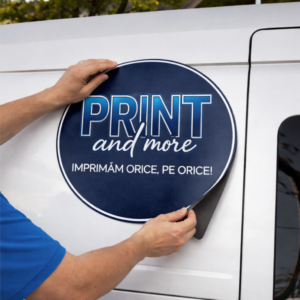 Sticker magnetic personalizat pentru promovare Sticker magnetic tipărit profesional Sticker magnetic aplicat pe suprafață metalică Sticker magnetic cu design personalizat Sticker magnetic pentru autoturisme Sticker magnetic promoțional reutilizabil Sticker magnetic rezistent pentru exterior Sticker magnetic personalizat cu logo Sticker magnetic pentru afișaj temporar Sticker magnetic flexibil pentru utilizare repetată